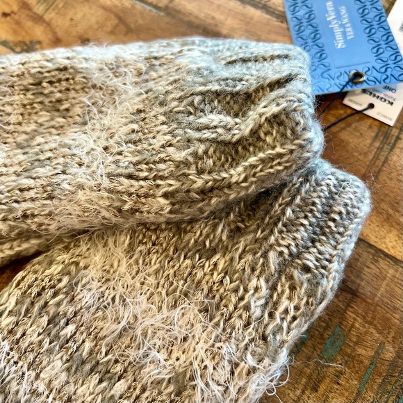 NWT Gloves Winter Cozy Hygge Soft Warm Simply Vera Wang Angorra Look - Picture 3 of 4